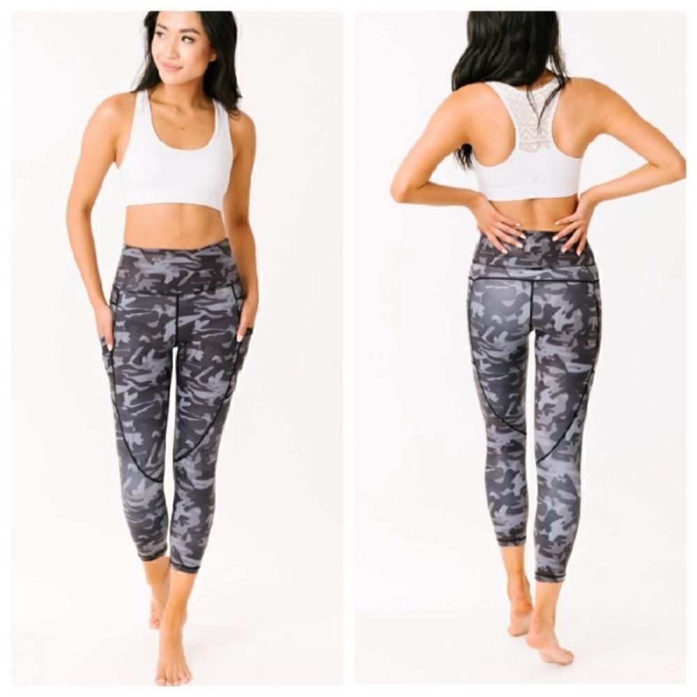 ZYIA Active Black Camo Pocket Light n Tight Hi-Rise Capri Size S